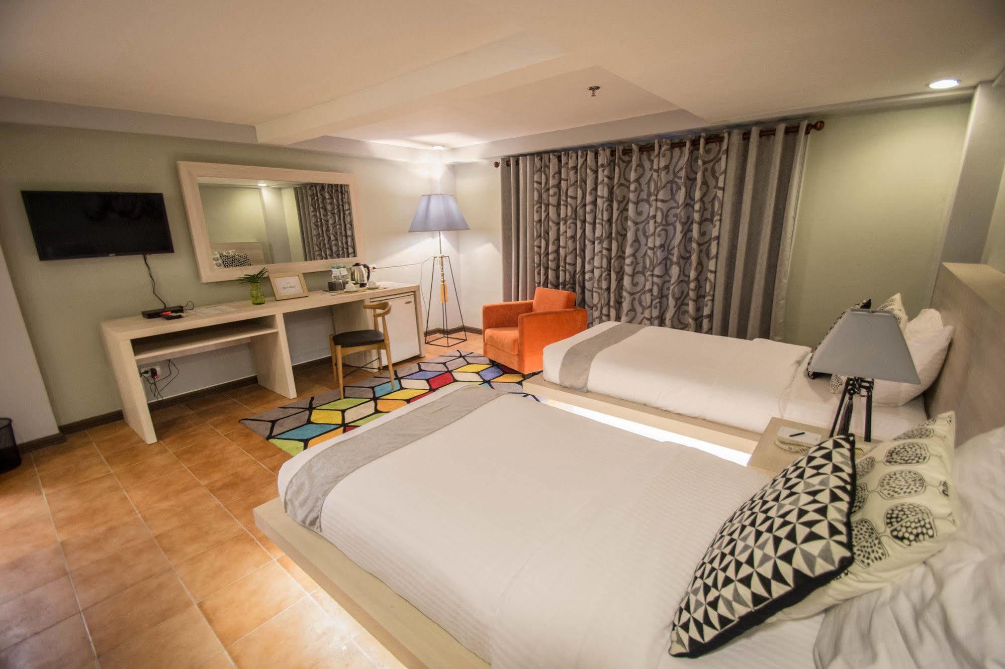 Almont City Hotel Butuan City Esterno foto